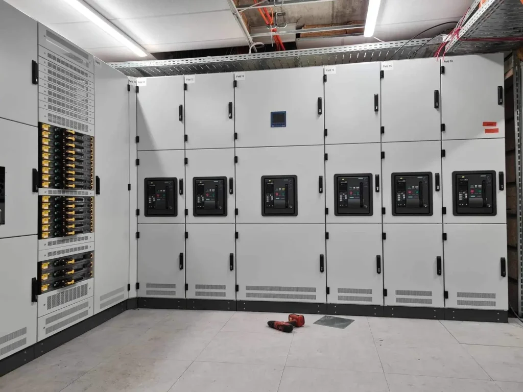 Elektrotechnik-Stage-Image Raum mit verschiedenen Schaltschraenken